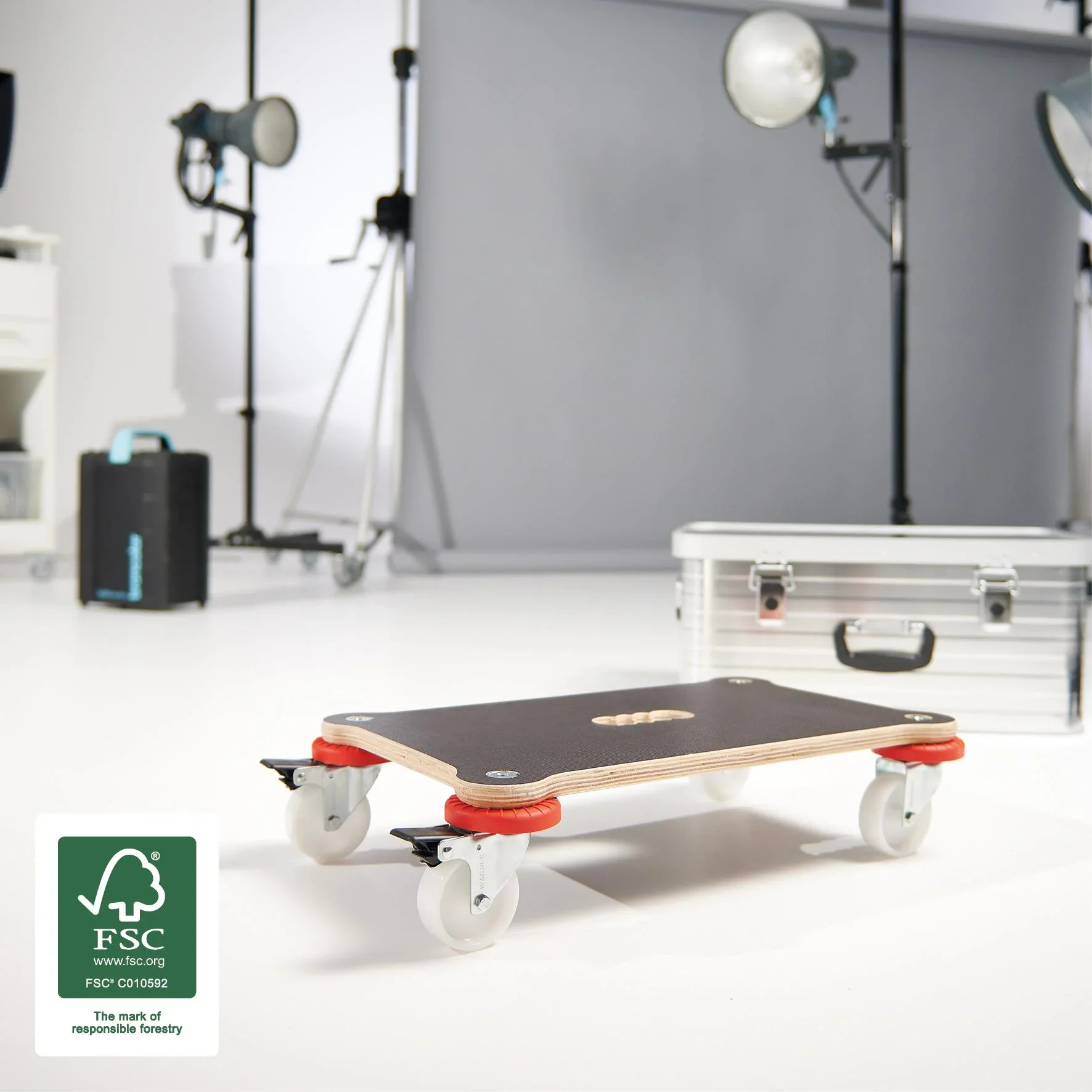 Transporthilfe MM 1360 , 52 x 32 x 12,5 cm, harte Rollen Ø 75 mm, Gleitlager, 2 Bremsen, Platte FSC®, Tragkraft 200 kg - 0