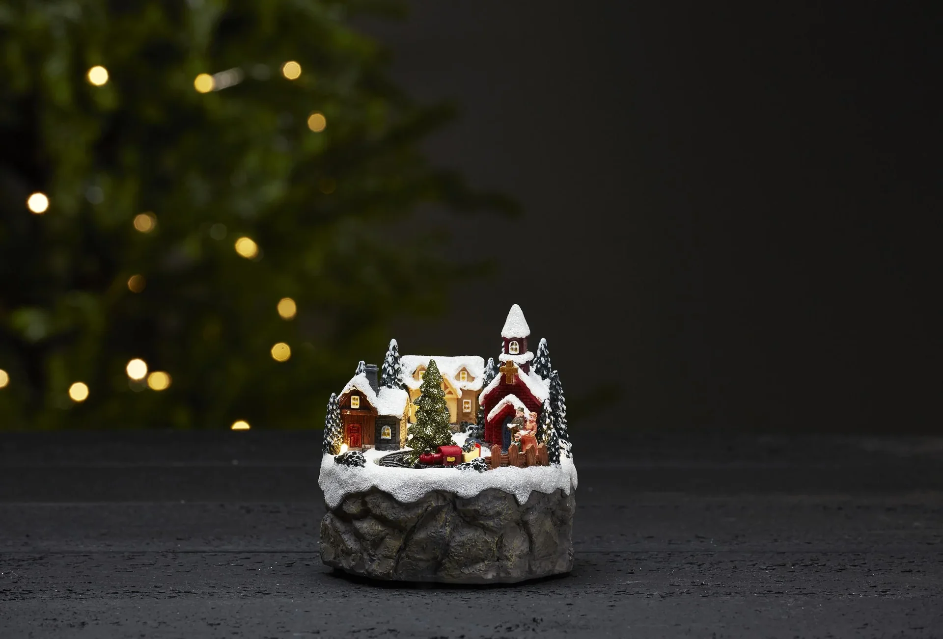 LED Weihnachtsszene "Dorf mit Zug" - 1