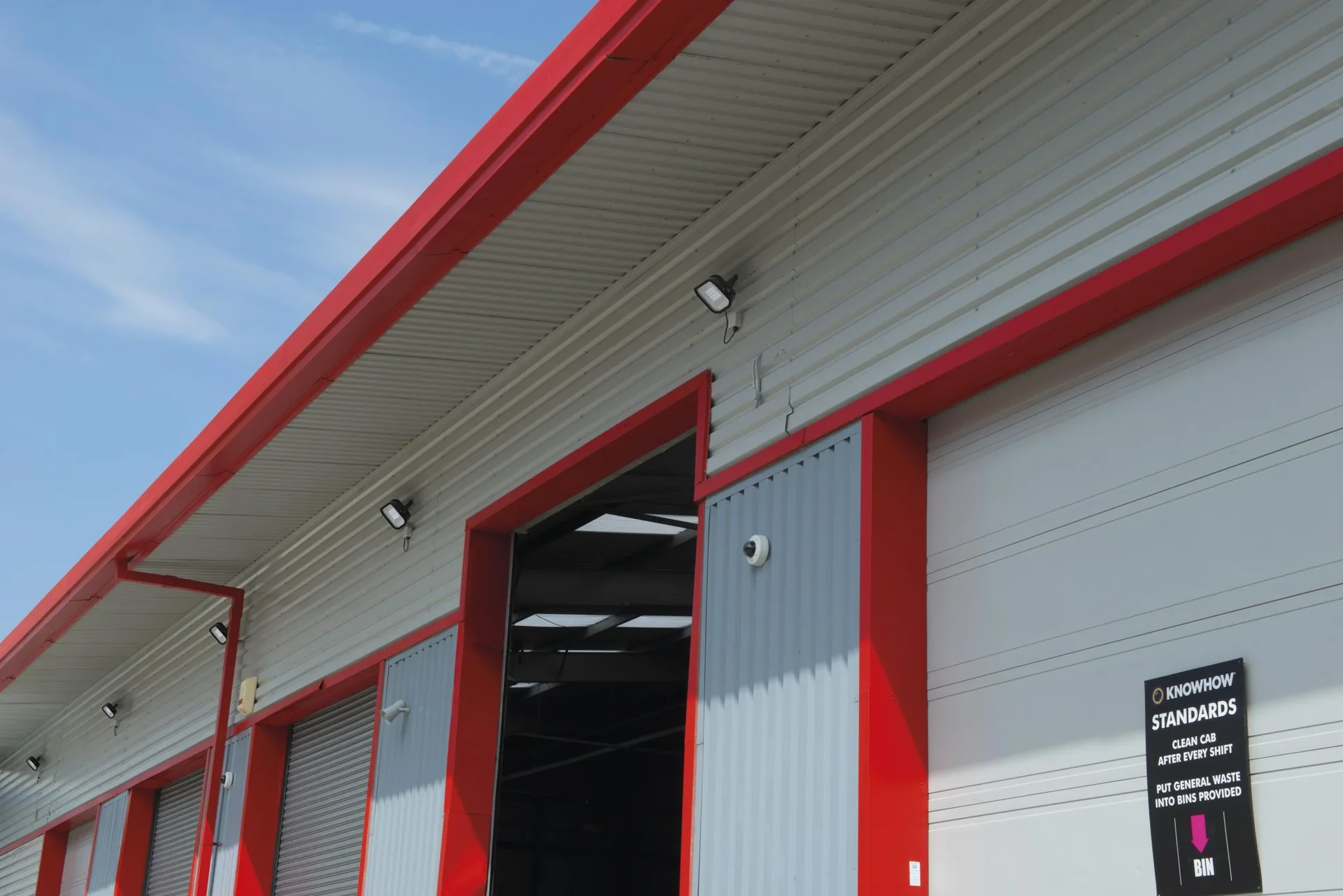 LED Fassadenstrahler mit 155 Watt, 16.000 Lumen - 0