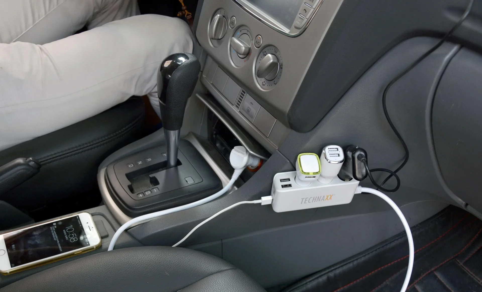 Universales Autoladegerät mit 4 USB-Anschlüssen und 3-fach KFZ-Verteiler - 4