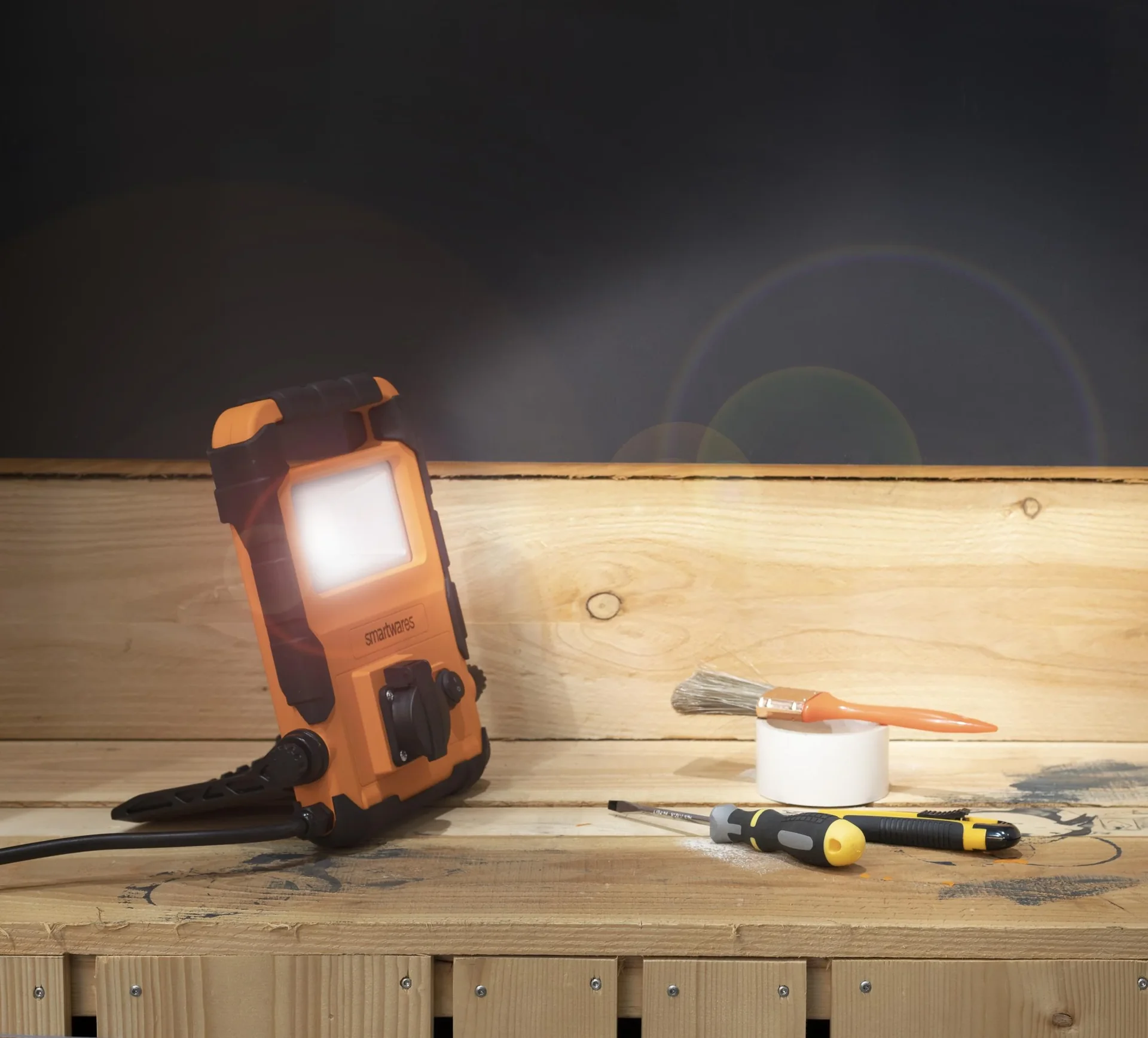 LED Arbeitsleuchte, faltbar mit Steckdose - 9