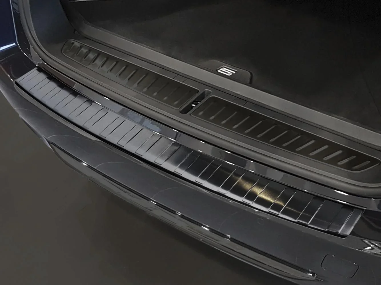 Ladekantenschutz Edelstahl graphite / black für BMW Serie 5 G31 Touring, Baujahr 2017> - 1