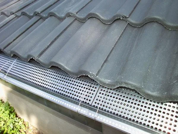Edelstahl Dachrinnenschutz 6 Platten je 50 cm Länge/ 10 cm Tiefe - 2