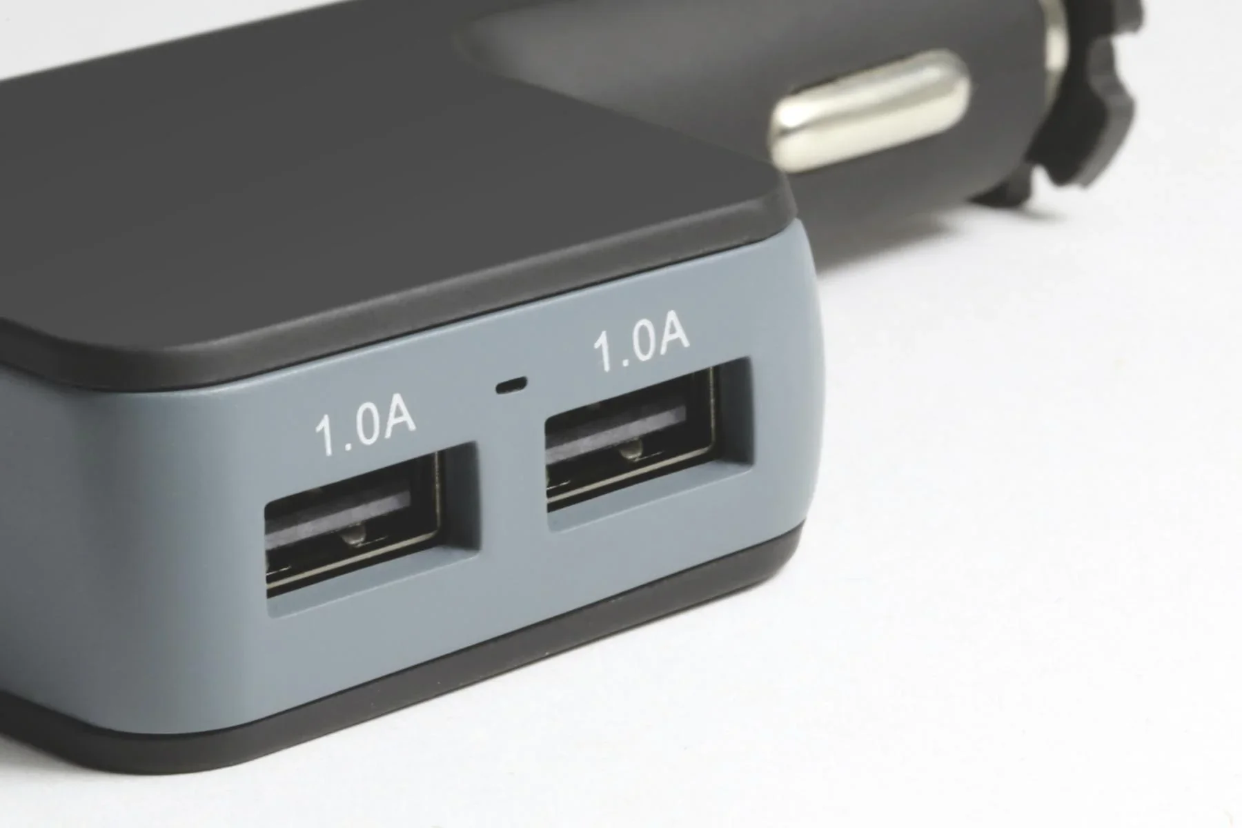 Universale Smartphone-Autohalterung und 4-fach USB-Ladegerät für mobile Geräte - 1