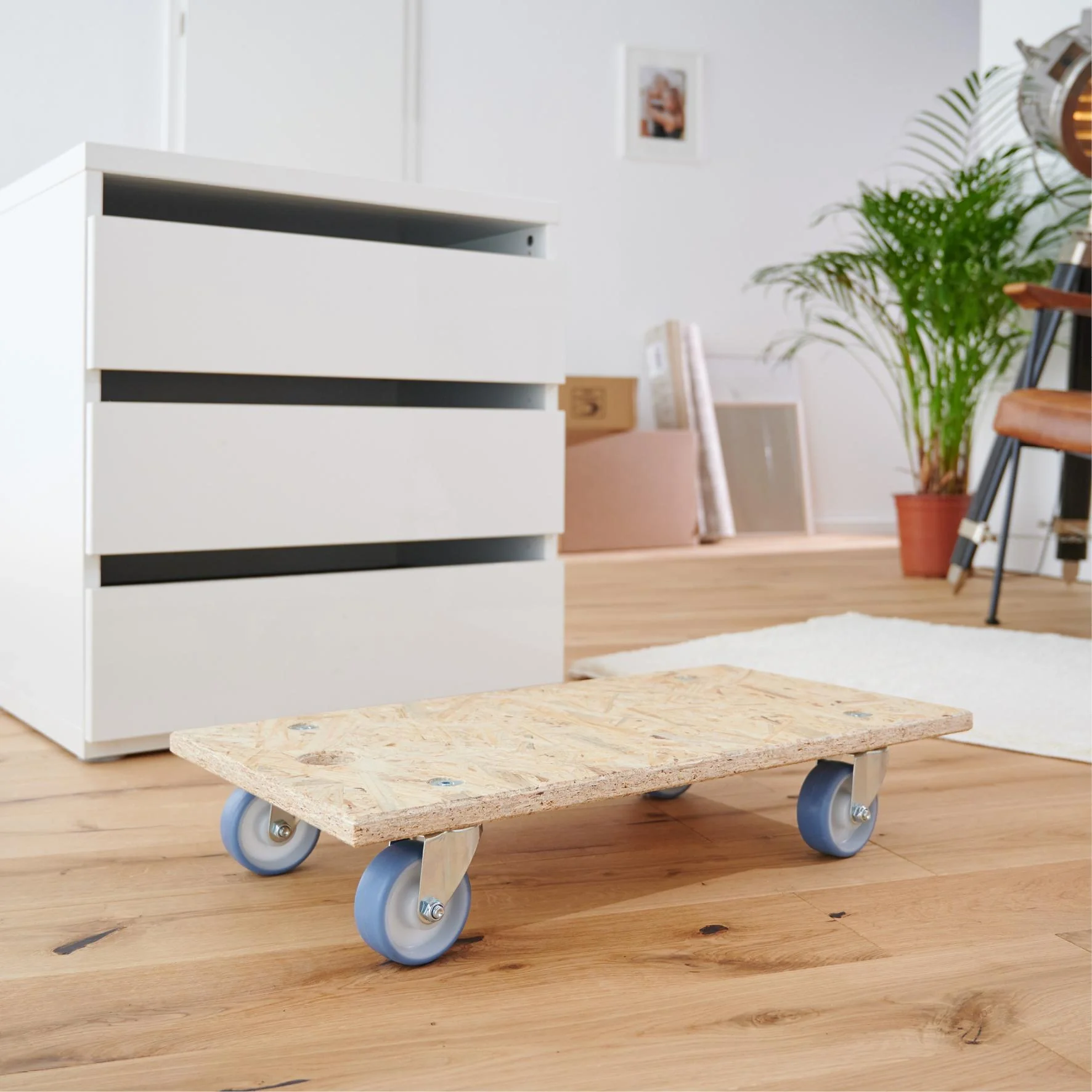 Transporthilfe MM 1173 , 57,5 x 30 x 11 mm, softe Rollen Ø 75 mm, Rollenlager, OSB Platte, CO2-neutral, Tragkraft 250 kg - 7