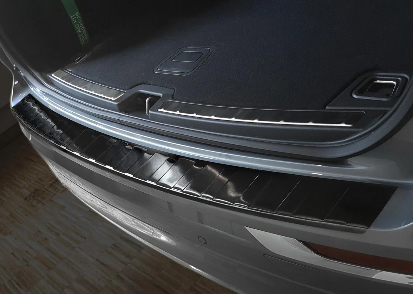 Ladekantenschutz Edelstahl für Volvo XC-60 FL - graphite / black, Baujahr 7/2017> - 4