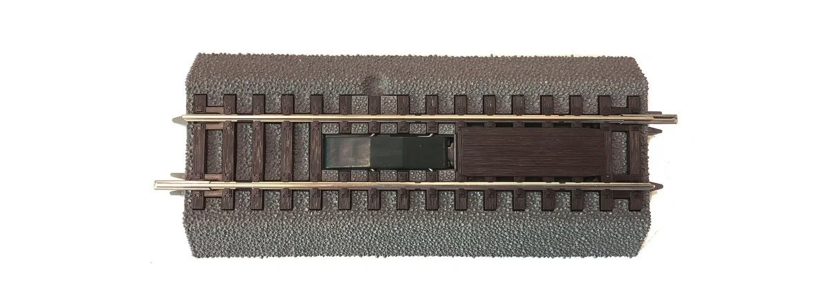 Entkupplungsgleis mit integriertem Elektroantrieb, mit Bettung, Länge 115 mm - 1
