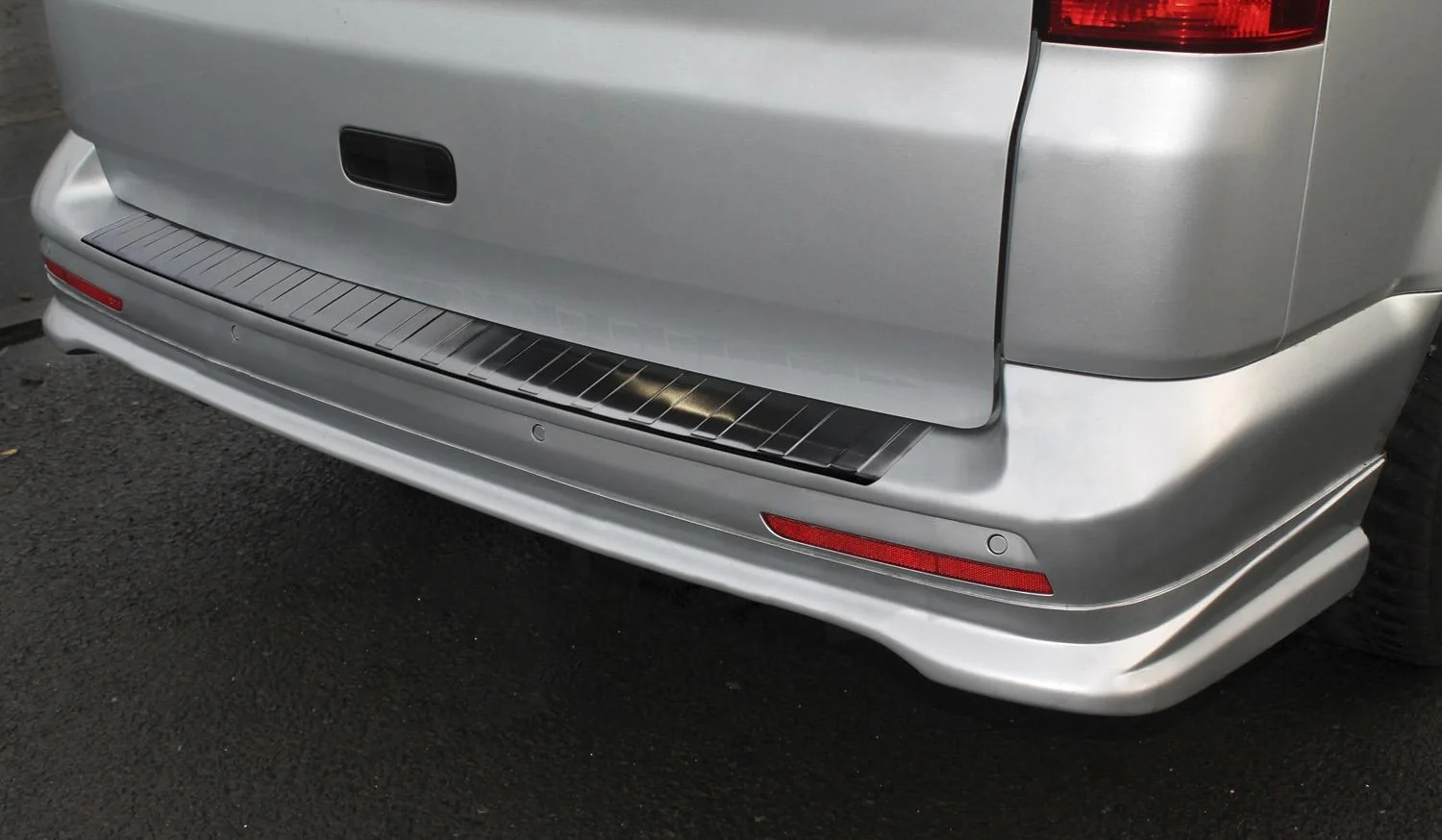 Ladekantenschutz Edelstahl graphite / black für VW Transporter T5 Multivan, Caravelle, Baujahr 2003-2015 - 2