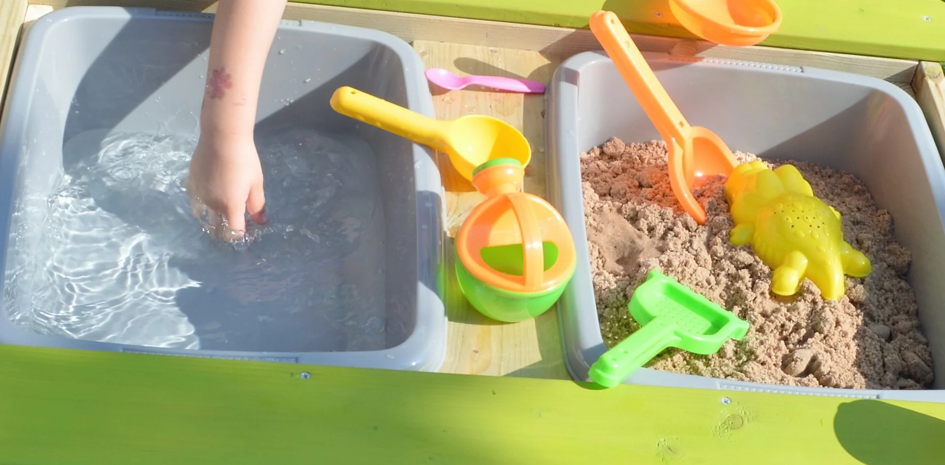 Sand & Wassertisch mit 2 Bänken - 9