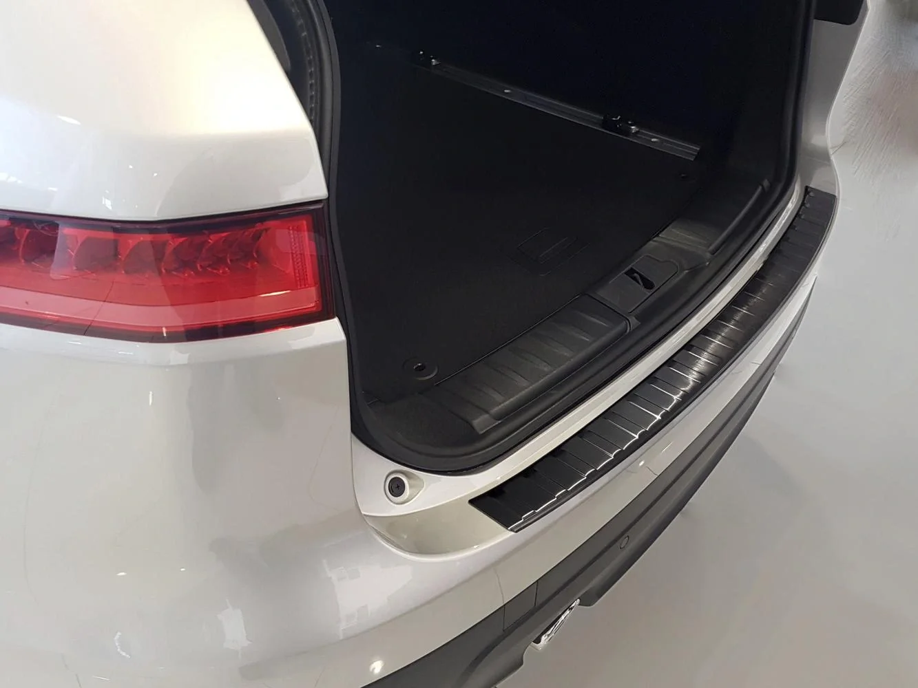 Ladekantenschutz Edelstahl für Jaguar F-Pace - graphite / black, Baujahr 2016> - 4