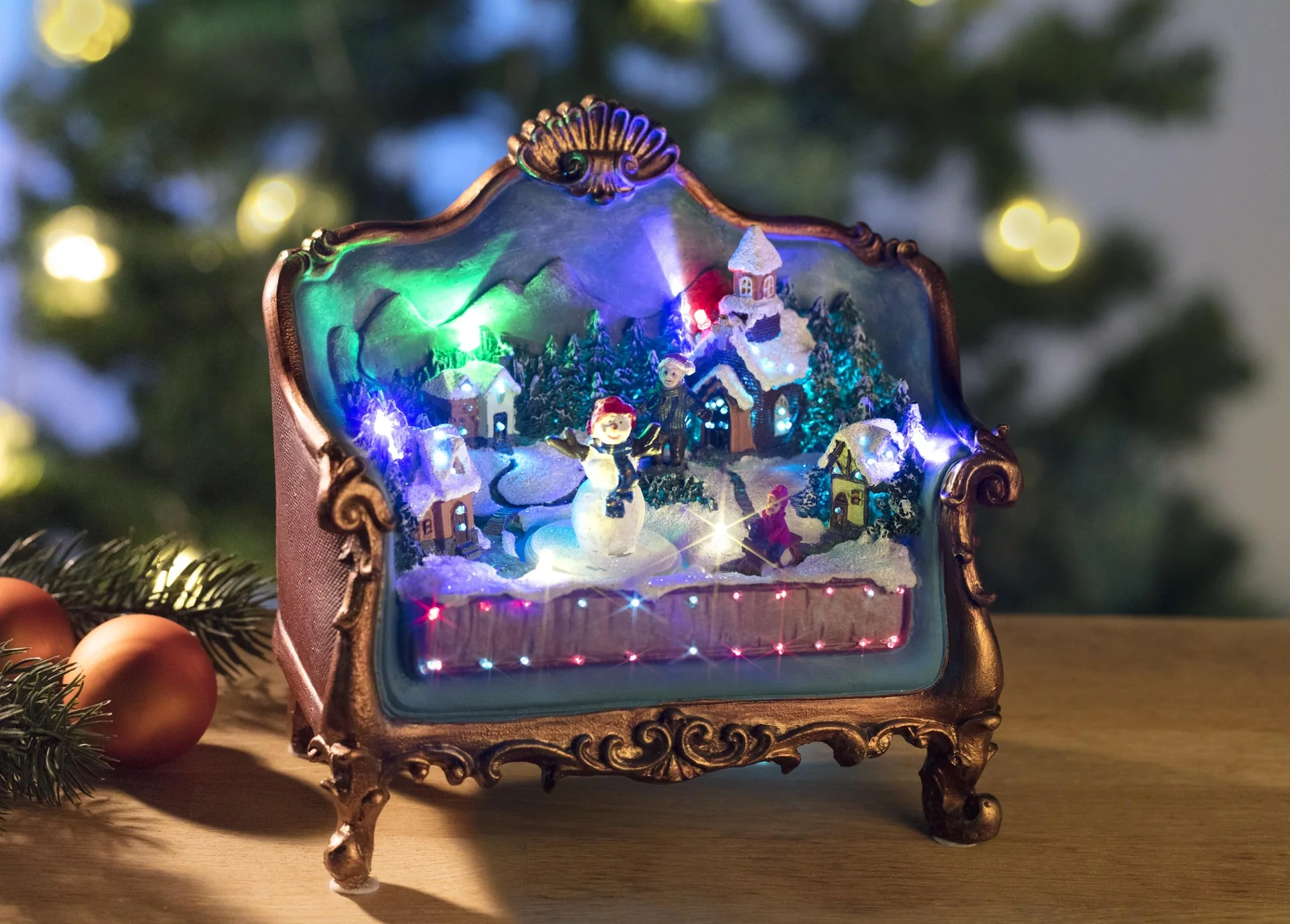 Sofa mit weihnachtlicher Szene mit Beleuchtung und Musik - 2