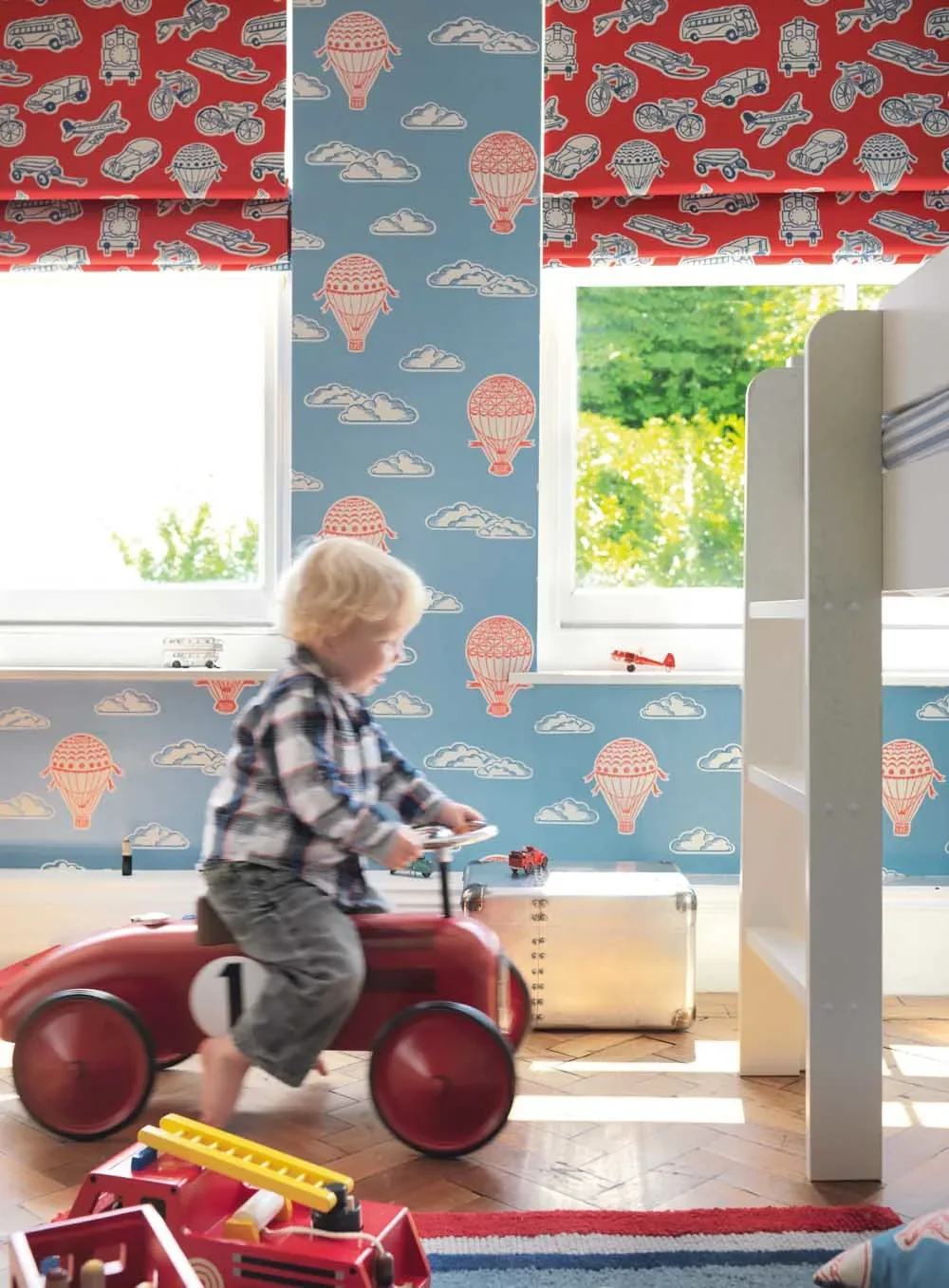 Little-Sanderson-Abracazoo-Motivstoff-Ballons-und-Fahrzeuge-rot-blau-455495_1.jpg