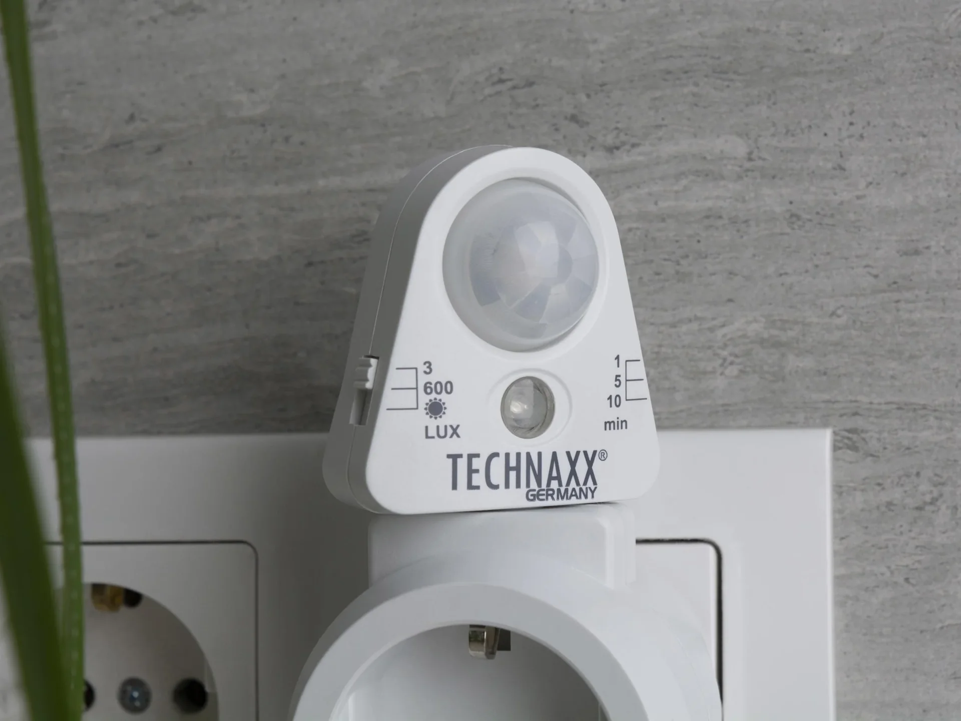 Steckdosenadapter mit Bewegungsmelder und Lichtsensor - 2