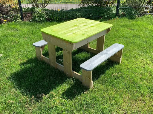 Holz Sand- und Wassertisch inkl. Bänken