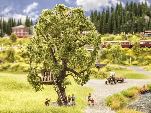 "Baum mit Baumhaus image"