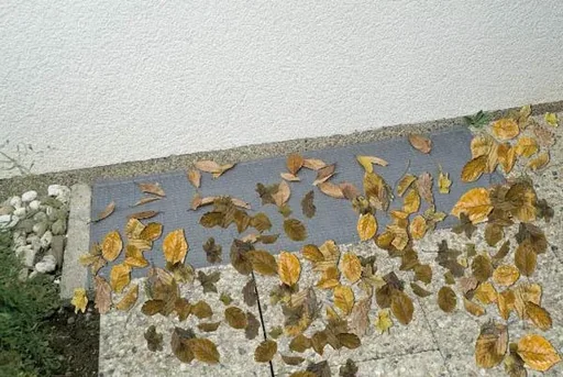 "Schmutz- und Kleintier Abweiser für Lichtschächte, Fiberglasgewebe image"
